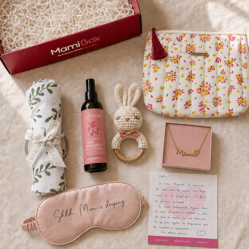 Qué lleva una MamiBox: neceser, muselina, aceite de rosa mosqueta, sonajero y collar Mamá